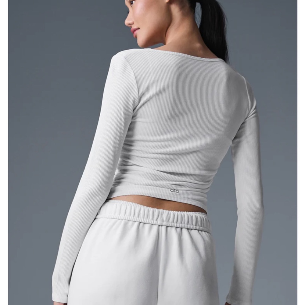 Alo White Ribbed Long Ruched Sleeve Top - Picture 2 of 6